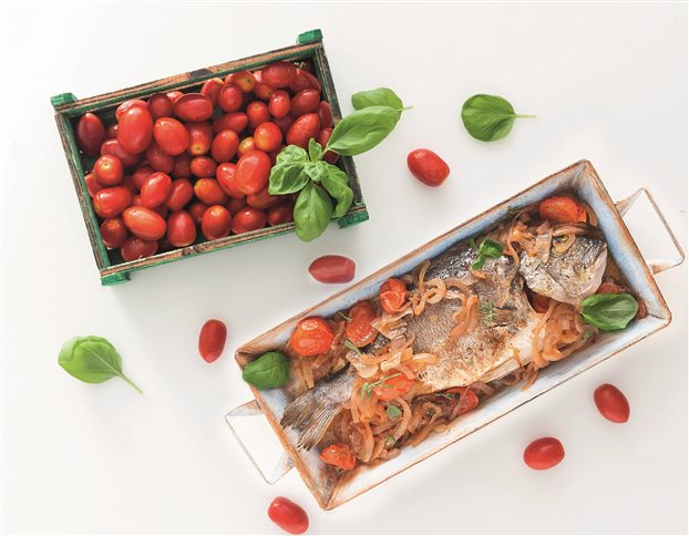 Τσιπούρες με ντοματίνια και βασιλικό