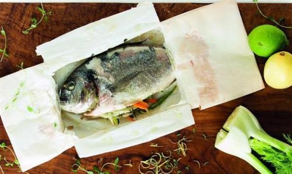 Τσιπούρες με φινόκιο στη λαδόκολλα