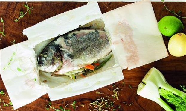 Τσιπούρες με φινόκιο στη λαδόκολλα