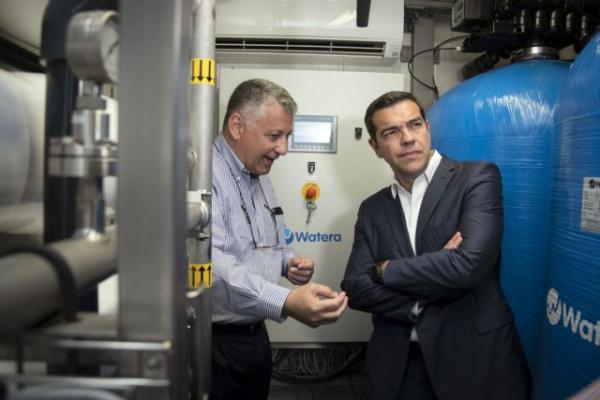 Όταν ο Αλέξης Τσίπρας ήπιε νερό από τη θάλασσα του Καστελλόριζου