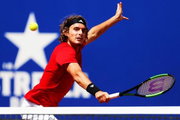 «Προελαύνει» ο Τσιτσιπάς στη Βαρκελώνη