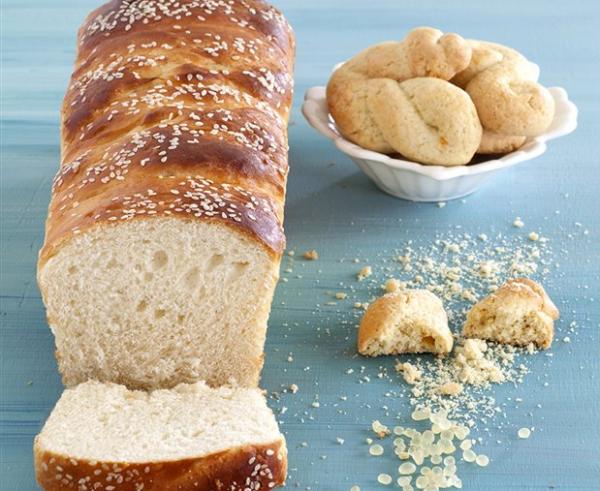 Τα κουλουράκια και το τσουρέκι του Πάσχα