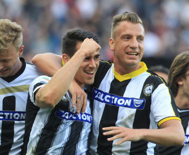 Ποδοσφαιρική ομάδα αγωνίστηκε με δέκα διαφορετικές φανέλες [Εικόνες]