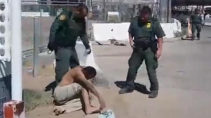 ΗΠΑ: Αστυνομικοί οδηγούν με τον πιο απάνθρωπο τρόπο μετανάστη στο Μεξικό