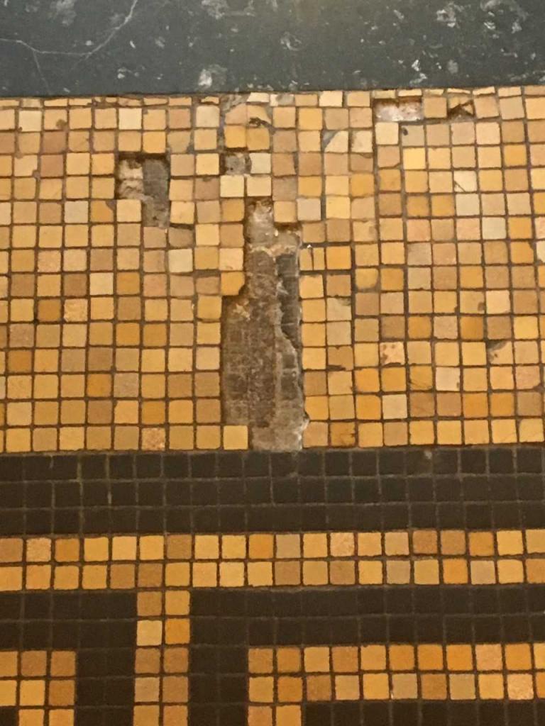 Τα τακούνια καταστρέφουν το ψηφιδωτό πάτωμα της Βουλής