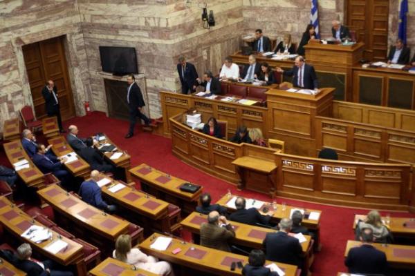 Βουλή: Κορυφώνεται η αντιπαράθεση για τη ΔΕΗ