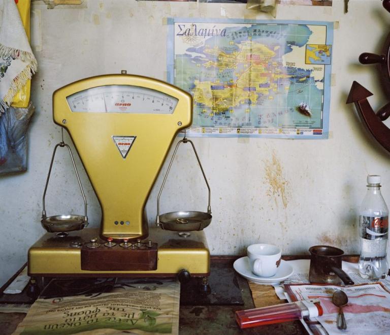 Αθηναϊκοί μικρόκοσμοι από τον φακό της Βουρλούμη στο Μουσείο Μπενάκη