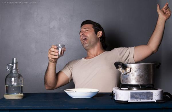 Ο Λευτέρης Ελευθερίου γίνεται «ξένος» στο Θέατρο Αθηνών