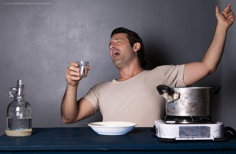 Ο Λευτέρης Ελευθερίου γίνεται «ξένος» στο Θέατρο Αθηνών