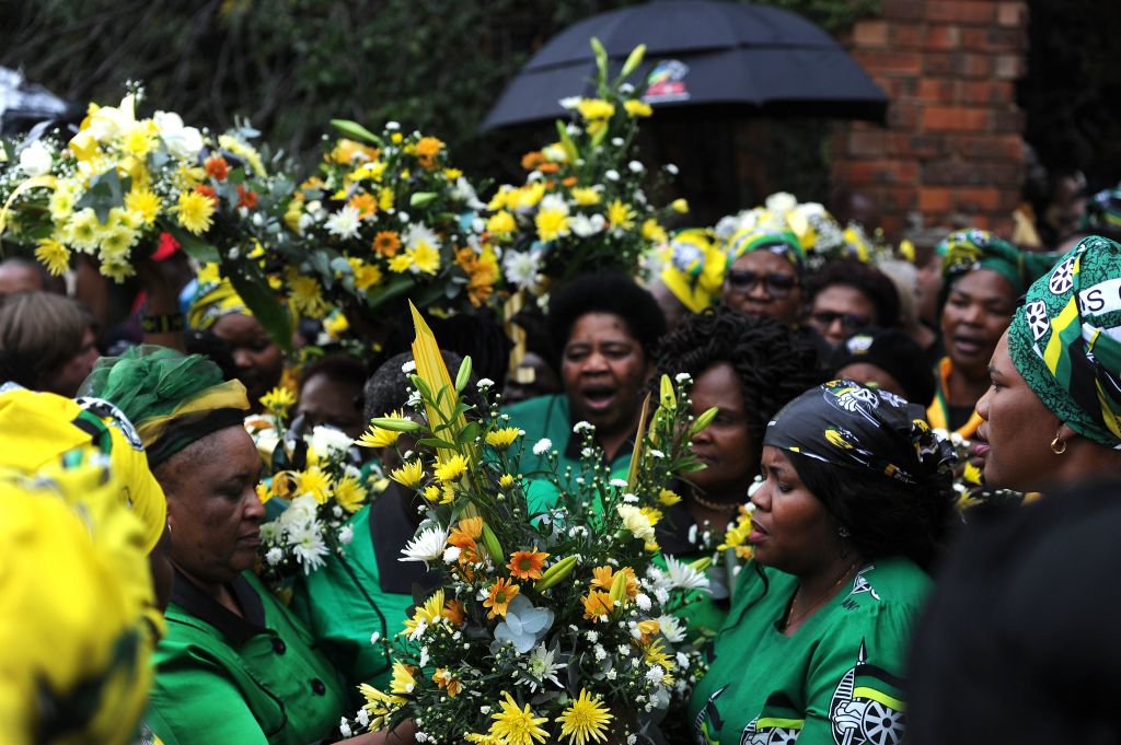 Γυναίκες του Αφρικανικού Εθνικού Κογκρέσου θρηνούν για τη Γουίνι Μαντέλα