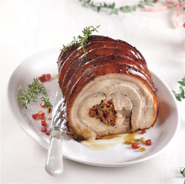 Ρολό χοιρινού καρέ με γέμιση από πράσινο μήλο και μυρωδικά