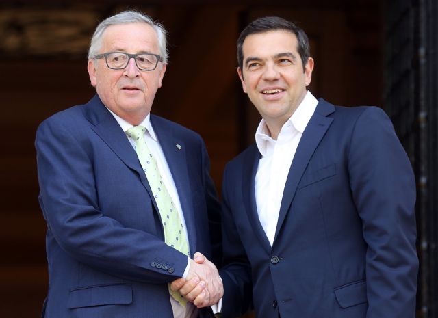 Γιούνκερ σε Τσίπρα: Κάνουμε προσπάθειες ώστε η έξοδος από τα μνημόνια να είναι σαφής