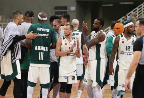 Σύνθημα πρόκρισης από 300 οπαδούς του Παναθηναϊκού εν όψει Ρεάλ