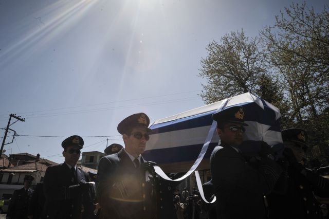 Θρήνος στην κηδεία του σμηναγού Γιώργου Μπαλταδώρου