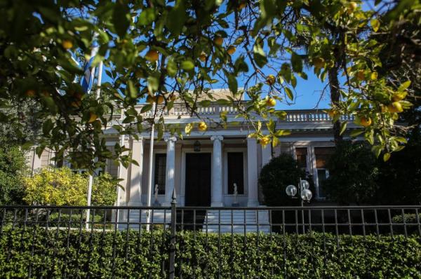 Κυβερνητικό βέρτιγκο με το βλέμμα σε πρόωρες κάλπες