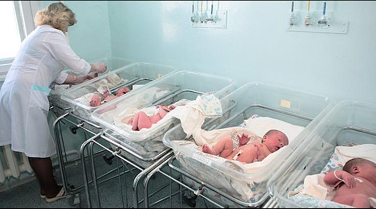 Υιοθεσία επιτρέπεται μόνο σε έγγαμα ζευγάρια, διευκρινίζει το υπουργείο Εργασίας