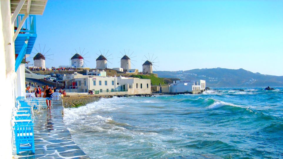 Ανησυχία στη Μύκονο για τη διάβρωση των ακτών της