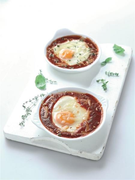 Αβγά με σάλτσα ντομάτας και γραβιέρα