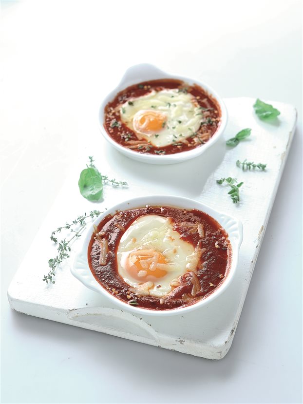 Αβγά με σάλτσα ντομάτας και γραβιέρα