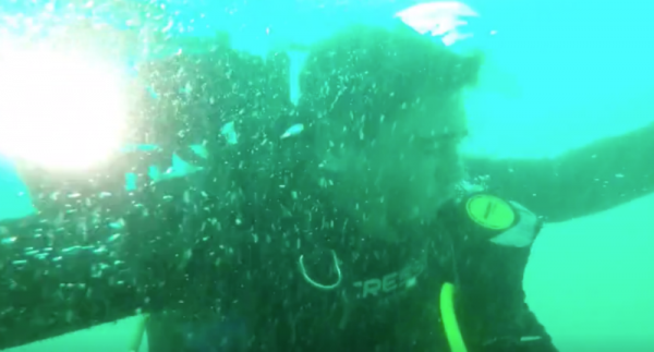 Δύτης «έμεινε» από οξυγόνο κάτω από τη θάλασσα [Βίντεο]