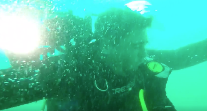 Δύτης «έμεινε» από οξυγόνο κάτω από τη θάλασσα [Βίντεο]