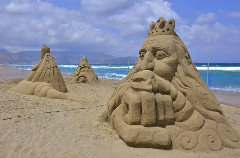 Γλυπτά από άμμο στέλνουν μήνυμα για την προστασία της θάλασσας