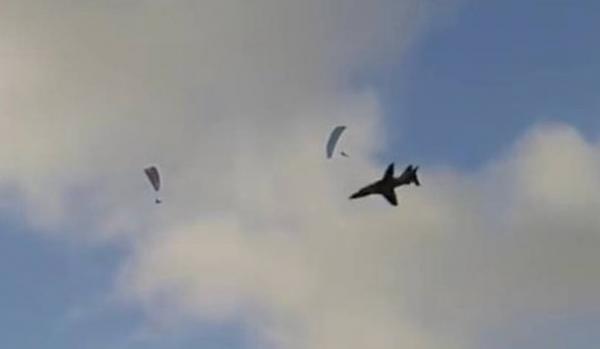 Βρετανικό μαχητικό περνά «ξυστά» από αλεξιπτωτιστές [Βίντεο]