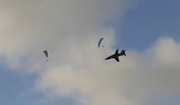 Βρετανικό μαχητικό περνά «ξυστά» από αλεξιπτωτιστές [Βίντεο]