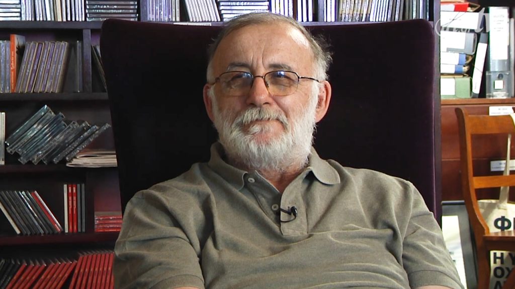 O Θάνος Μικρούτσικος μιλά για όλα λίγο πριν ανέβει στο Θέατρο Βράχων