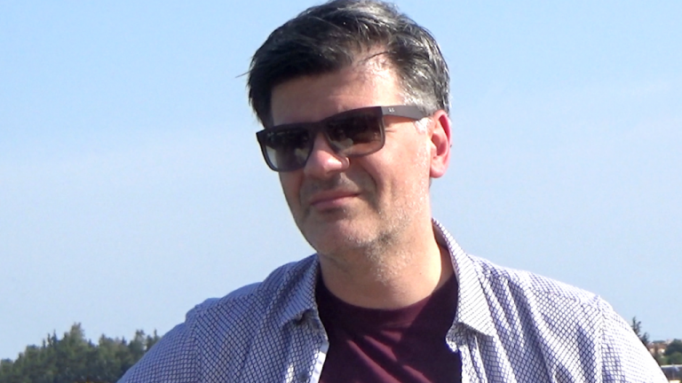 Ο Φοίβος Δεληβοριάς μας καλωσορίζει στην ανανεωμένη «Ταράτσα»