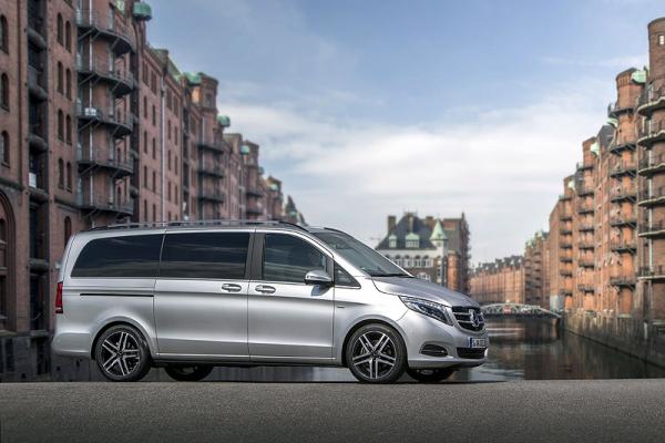 Mercedes-Benz V-Class – Peugeot Traveler VIP: Παράλληλοι δρόμοι