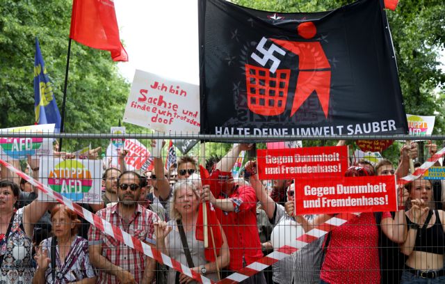 Αντιπαράθεση στο Βερολίνο ανάμεσα σε ακροδεξιά και πολέμιους της [Εικόνες]