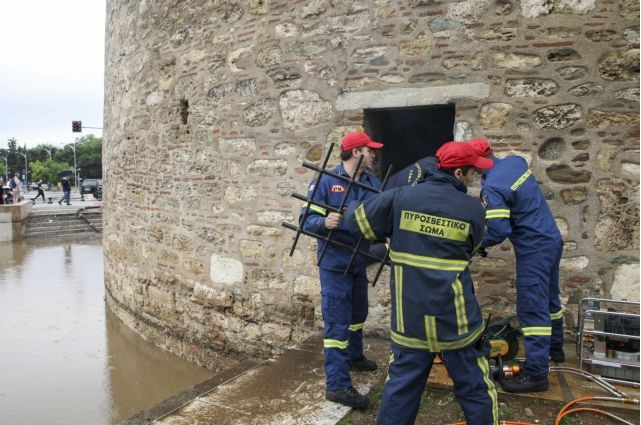 «Πνίγηκε» η Θεσσαλονίκη από βροχή και χαλάζι – Κινδύνευσαν άνθρωποι