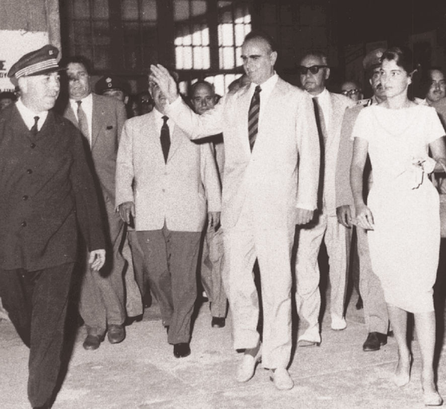 Πώς οι Σταύρος Νιάρχος, Κωνσταντίνος Καραμανλής και Τζιάννι Ανιέλι έκαναν μόδα τα λευκά κοστούμια…