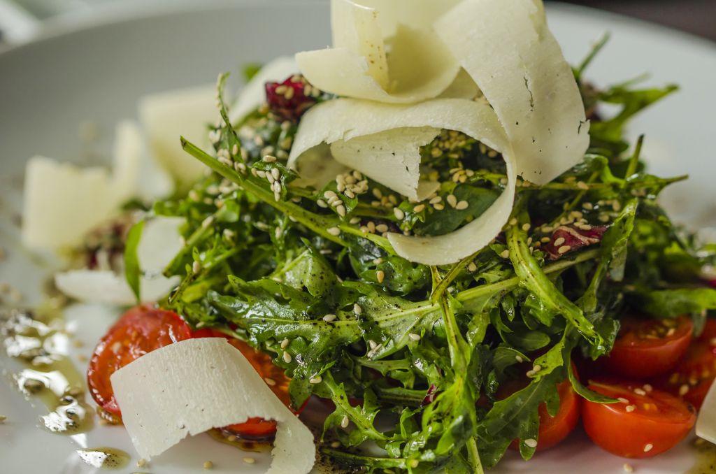 Πράσινη σαλάτα με παρμεζάνα, μέλι και μπαλσάμικο