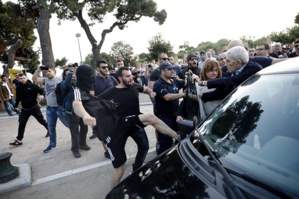 Καταδικάζω τη βία