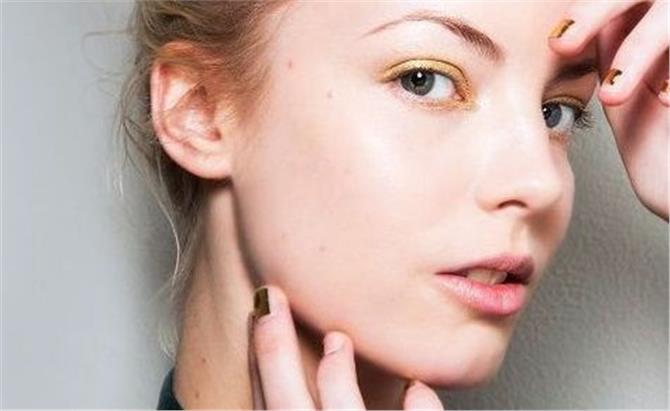 Μασάζ προσώπου για πιο νεανικό δέρμα