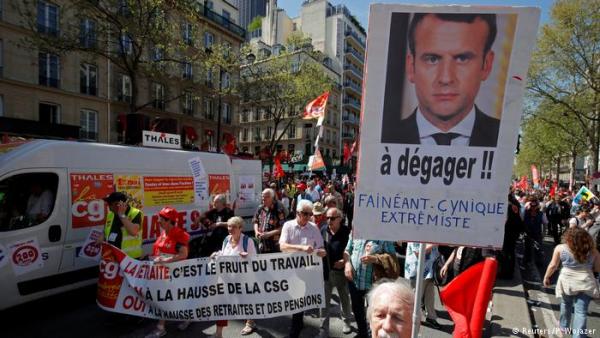 Σε κρίσιμο σταυροδρόμι ο πρόεδρος Μακρόν