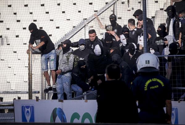 Έβαλαν φωτιά στην τάφρο οι οπαδοί του ΠΑΟΚ