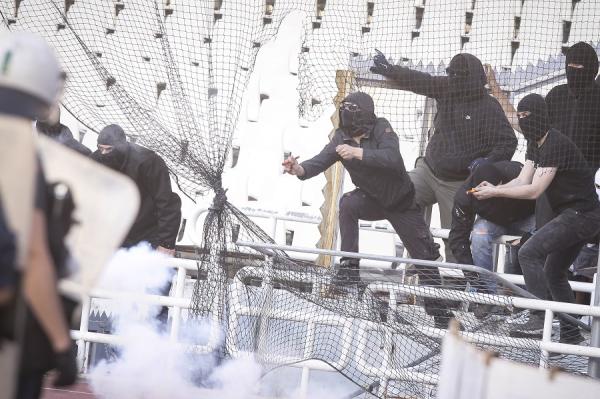 AEK and PAOK fans clush as Athens tranforms into a warzone