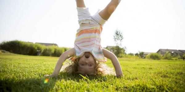 Πέντε λόγοι που πρέπει να αφήσετε το παιδί σας να παίξει έξω