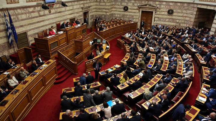 Διχάζει όλα τα κόμματα η ρύθμιση για την αναδοχή απο ομόφυλα ζευγάρια