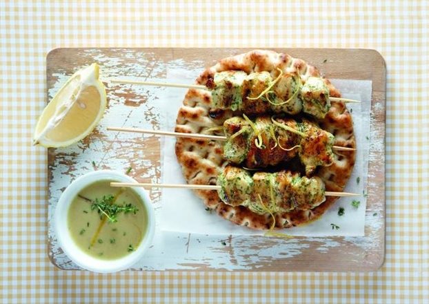 Κοτόπουλο καλαμάκι με λεμόνι και μυρωδικά