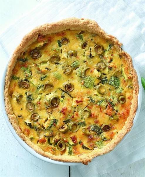 Τάρτα με κολοκυθάκια, γραβιέρα Κρήτης και βασιλικό