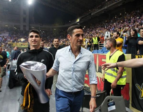 Στο ΟΑΚΑ με την… κούπα η ποδοσφαιρική ομάδα της ΑΕΚ