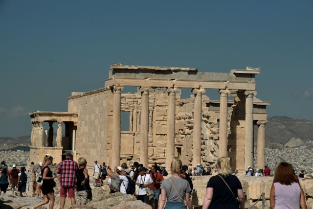 Τέσσερις συλλήψεις για ληστεία τουριστών στην περιοχή της Ακρόπολης