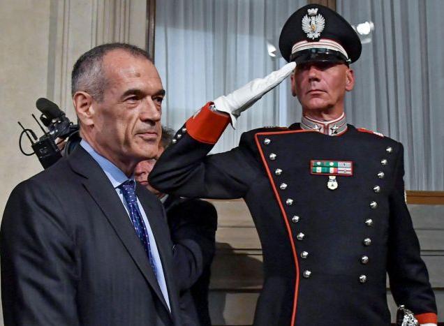Ιταλία: Ο «κύριος Ψαλίδι» επικεφαλής της κυβέρνησης, προδοσία καταγγέλλουν οι λαϊκιστές