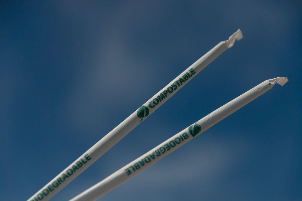 Ποιος δήμος της Ελλάδας καταργεί τα πλαστικά καλαμάκια