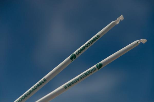 Ποιος δήμος της Ελλάδας καταργεί τα πλαστικά καλαμάκια