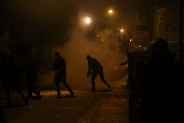 Επίθεση εναντίον ΜΑΤ στα Εξάρχεια